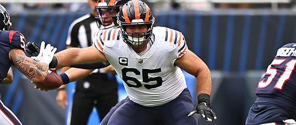 Chicago Bears offensive tackle Aviante Collins (74) blocks against